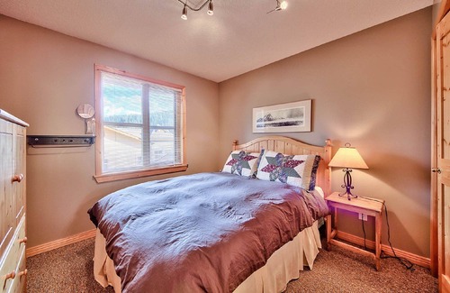 Sun Peaks Condo | 2 Bedroom, close to village and lifts, Quiet location, Parking and Hot Tub!