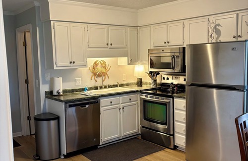 Folly Field Condo | 2-bedroom condo in delightful Hilton Head Island with a glimpse of the ocean!