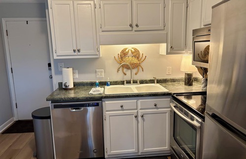 Folly Field Condo | 2-bedroom condo in delightful Hilton Head Island with a glimpse of the ocean!