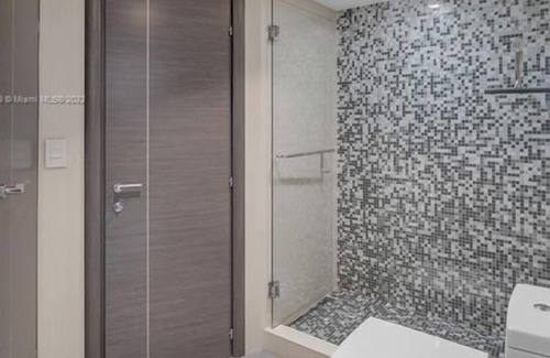 Edgewater Condo | 2 Bedroom Condo 438956 by Houzlet