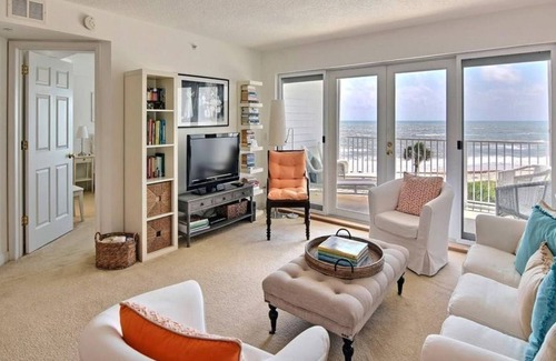 Central Beach Condo | 2 Bedroom Condo 99368 by Houzlet