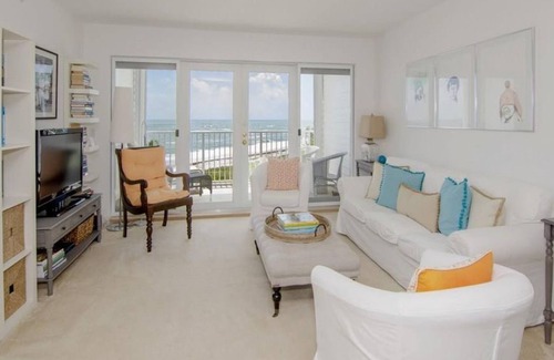 Central Beach Condo | 2 Bedroom Condo 99368 by Houzlet