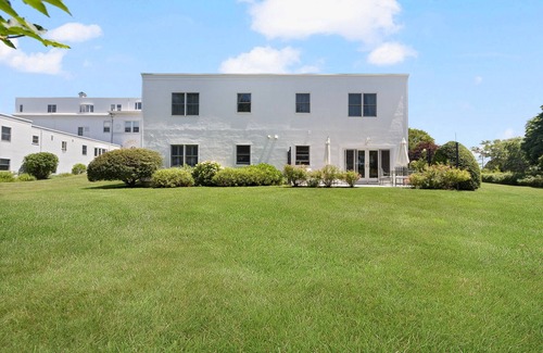 Cliff Walk Condo | 2 Bedroom Condo in Gilded Age Mansion close to Mansions and Ocean Beaches
