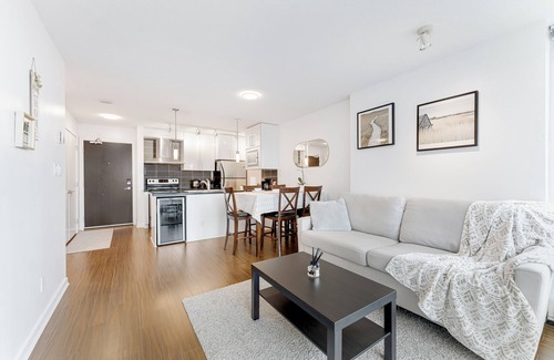 Central Condo | 2 Bedroom condo in heart of Downtown Vancouver with Pool, Gym & Free Parking
