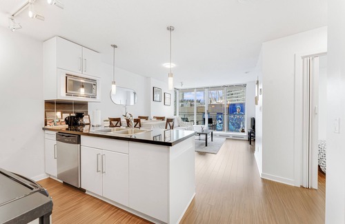 Central Condo | 2 Bedroom condo in heart of Downtown Vancouver with Pool, Gym & Free Parking
