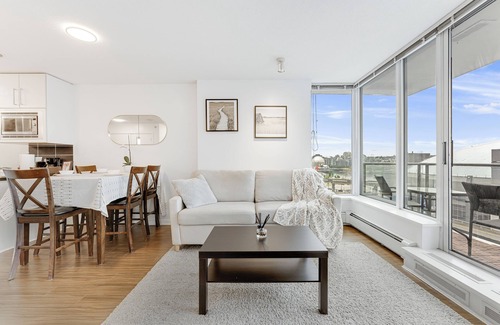 Central Condo | 2 Bedroom condo in heart of Downtown Vancouver with Pool, Gym & Free Parking