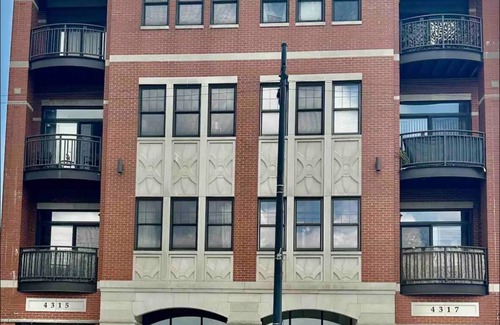 North Kenwood Condo | 2 bedroom condo in North Kenwood Hyde Park with elevator.