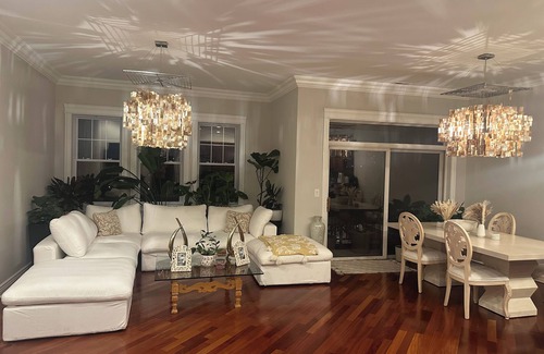 North Kenwood Condo | 2 bedroom condo in North Kenwood Hyde Park with elevator.