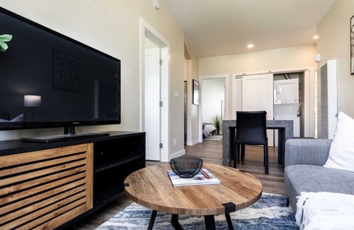 Chinatown Condo | 2 Bedroom Condo L-561681 by Houzlet