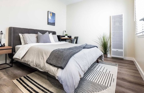 Chinatown Condo | 2 Bedroom Condo L-561681 by Houzlet