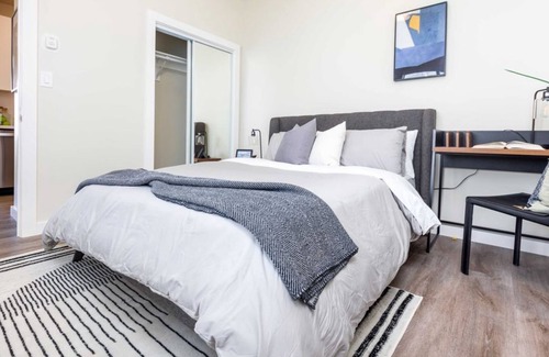 Chinatown Condo | 2 Bedroom Condo L-561681 by Houzlet