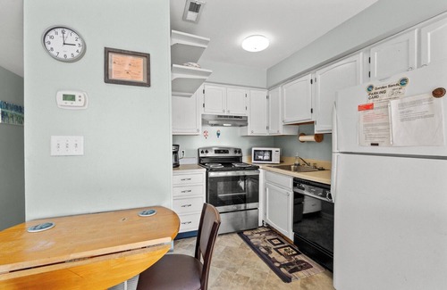 Garden City Condo | 2-bedroom condo in Garden City Beach, Second Row, Ocean View, 2 blocks from Pier