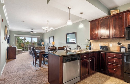 Table Rock Condo | 2 Bedroom Condo w Deck & Wooded Views-Free Attraction Tickets-Close to State Park Marina