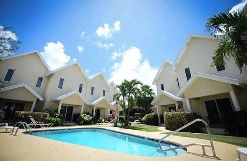 West Bay House | 2 bedroom condo with pool close to the beach