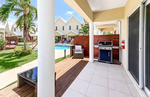 West Bay House | 2 bedroom condo with pool close to the beach