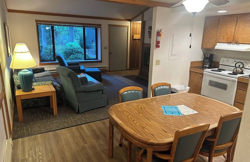Union Condo | 2-bedroom condo with pool, hot tub, WiFi, fitness room in welcoming Union, WA