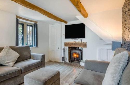 Hambrook House | 2 bedroom cosy cottage with hot tub in hambrook close to Bristol City Centre