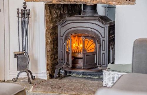 Hambrook House | 2 bedroom cosy cottage with hot tub in hambrook close to Bristol City Centre