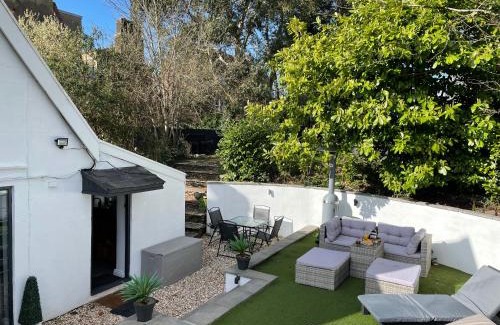 Hambrook House | 2 bedroom cosy cottage with hot tub in hambrook close to Bristol City Centre