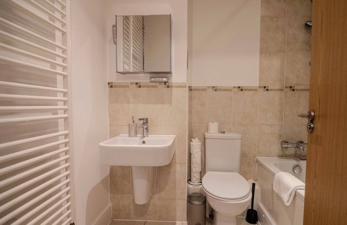 West Thornton Apartment | 2 bedroom Cosy Penthouse in London