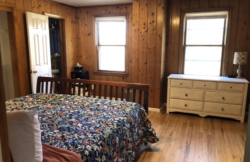 Shawnee House | 2 Bedroom Cottage, large front yard, pets welcome, great location