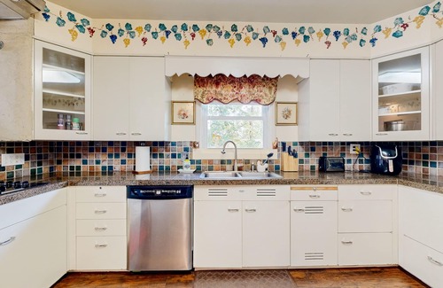 Lubbock House | 2 Bedroom Dog Friendly Main Home with enclosed backyard
