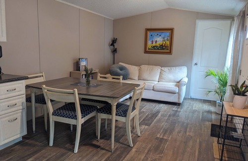 Mount Airy House | 2-Bedroom Farmhouse- A Retreat with Close by Amenities - Wi-Fi & AC
