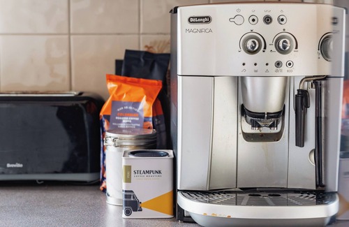 Shacklewell Apartment | 2 bedroom flat in Hackney, London. Next to several stations and restaurants