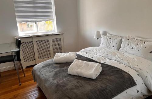 Leavesden Apartment | 2 Bedroom Flat Near Warner Bros Studio, Watford