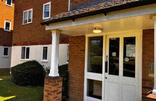Leavesden Apartment | 2 Bedroom Flat Near Warner Bros Studio, Watford