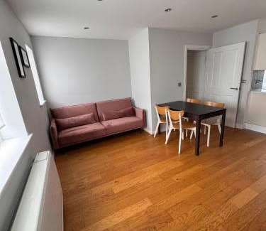 Custom House Apartment | 2-Bedroom Flat Walking Distance to ExCeL London - Perfect Location!