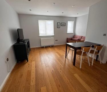Custom House Apartment | 2-Bedroom Flat Walking Distance to ExCeL London - Perfect Location!