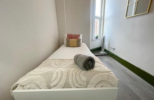 Askew Apartment | 2-Bedroom Flat with Free Wifi near Shepherds Bush, O2 Shepherds Bush Empire, Westfield, White City