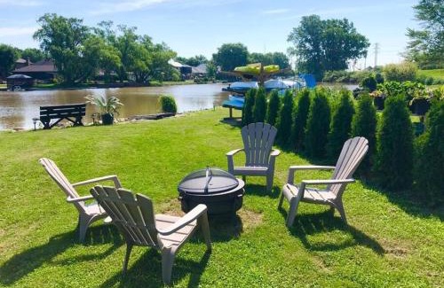 Lakeshore House | 2 bedroom Getaway on the River/close to marina