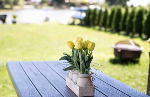 Lakeshore House | 2 bedroom Getaway on the River/close to marina