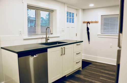 Grandview-Woodland House | 2 Bedroom Ground Level Suite near "The Drive"