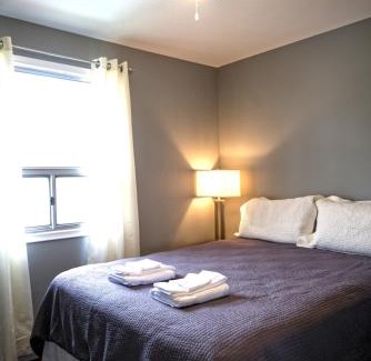 Roseneath House | 2 Bedroom Harbor Front Condo 7L