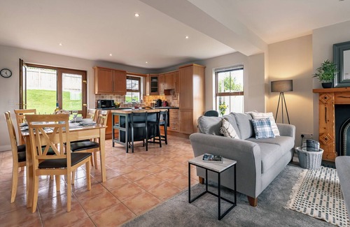 Kenmare Condo | 2 bedroom home in Kenmare with sea views to sleep 4