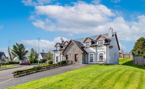 Kenmare House | 2 bedroom home in Kenmare with sea views to sleep 4