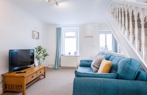 Newport House | 2 bedroom home, sleeps 4, Newport, junction 24, M4