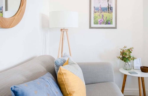 Newport House | 2 bedroom home, sleeps 4, Newport, junction 24, M4