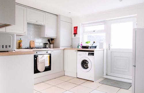 Newport House | 2 bedroom home, sleeps 4, Newport, junction 24, M4