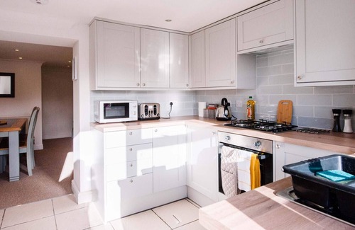 Newport House | 2 bedroom home, sleeps 4, Newport, junction 24, M4