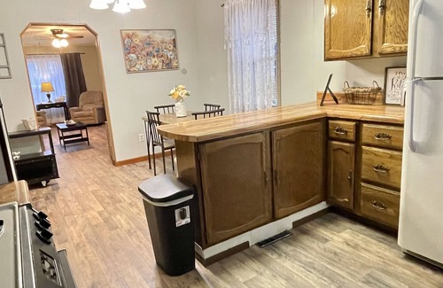 Mount Carbon House | 2-bedroom- hot tub-pool-NRG-Hawks Nest State Park-NO CLEANING FEE!