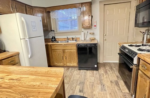 Mount Carbon House | 2-bedroom- hot tub-pool-NRG-Hawks Nest State Park-NO CLEANING FEE!