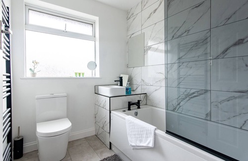 Bramcote House | 2 Bedroom House in Chilwell: Perfect for Families and Business