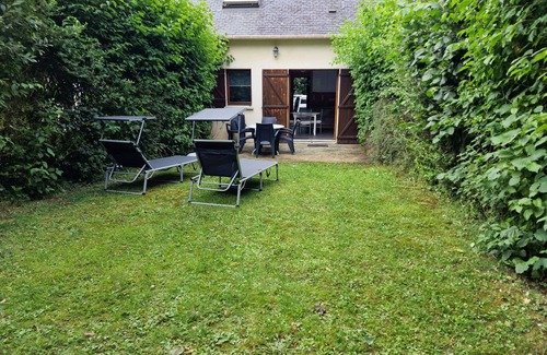La Roche-Derrien House | 2-bedroom house, near (15mns) côtes de Granit Rose, des Ajoncs and du Goëlo.