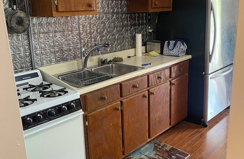 Speedwell Boat Rental | 2-bedroom house boat in charming Speedwell with AC