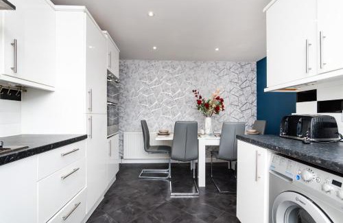 Rosyth House | 2 Bedroom House-Free Parking