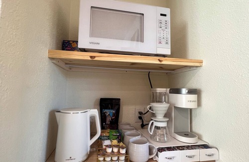 Downtown Anchorage House | 2-bedroom house in downtown Anchorage with WiFi, free parking and huge yar